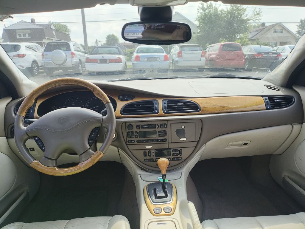 Photo 9 of this JAGUAR S-TYPE