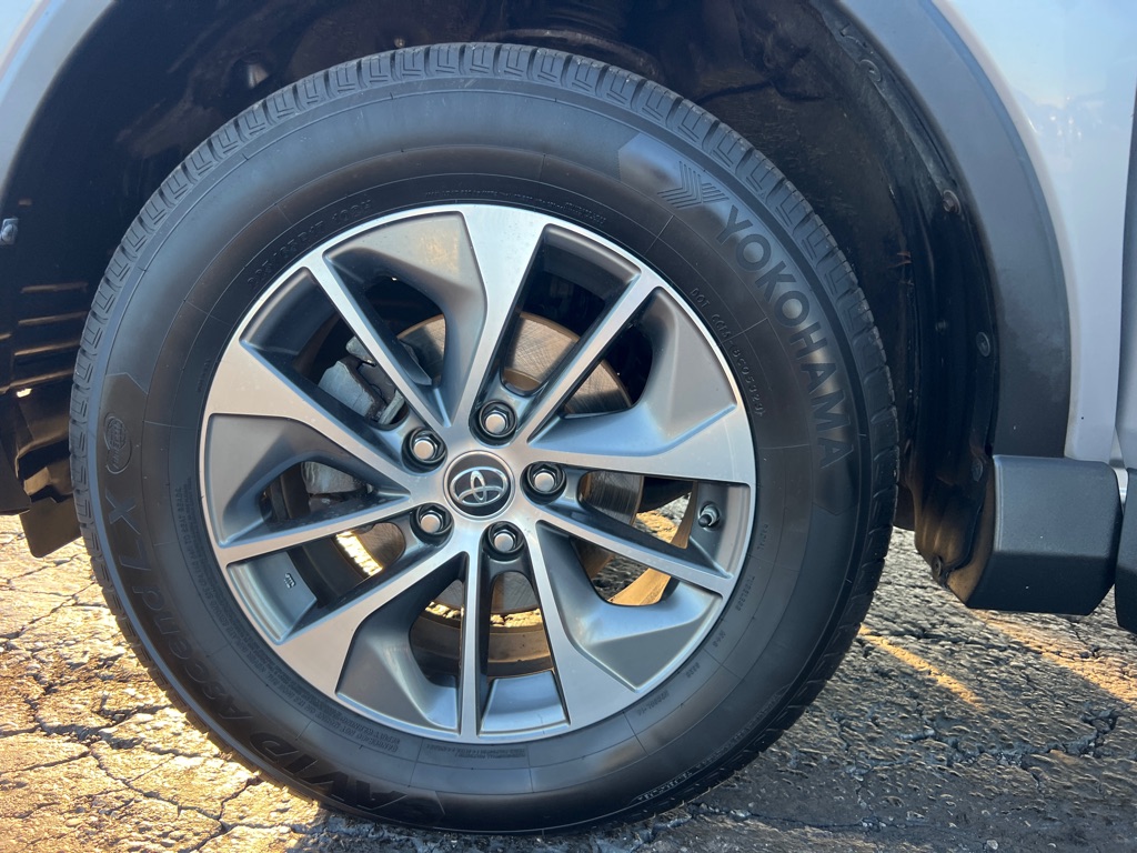 TOYOTA RAV4 2018 TOYOTA RAV4 2T3RFREV5JW700995