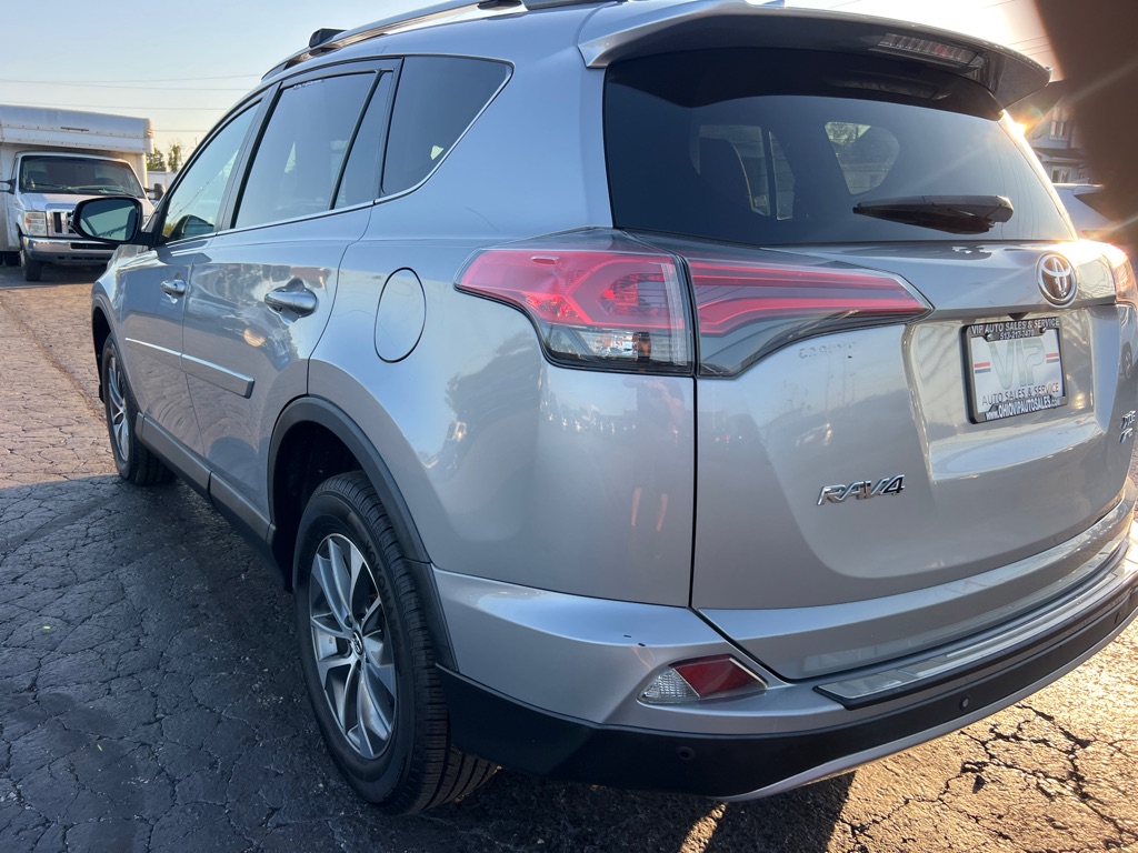 TOYOTA RAV4 2018 TOYOTA RAV4 2T3RFREV5JW700995