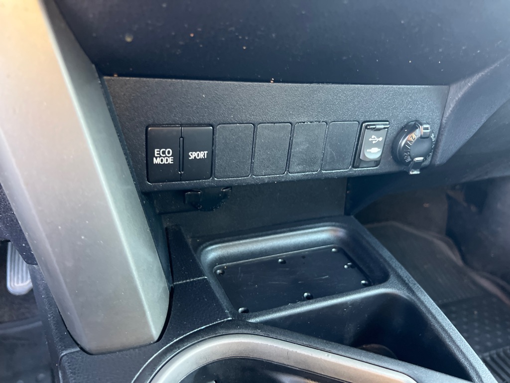 TOYOTA RAV4 2018 TOYOTA RAV4 2T3RFREV5JW700995