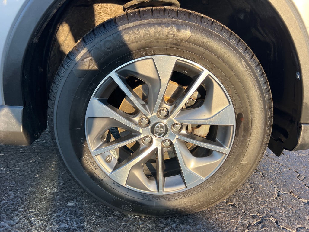 TOYOTA RAV4 2018 TOYOTA RAV4 2T3RFREV5JW700995