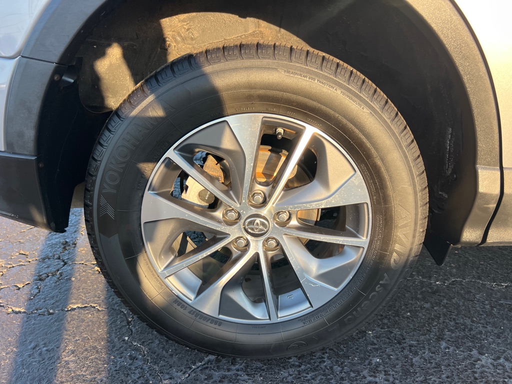 TOYOTA RAV4 2018 TOYOTA RAV4 2T3RFREV5JW700995