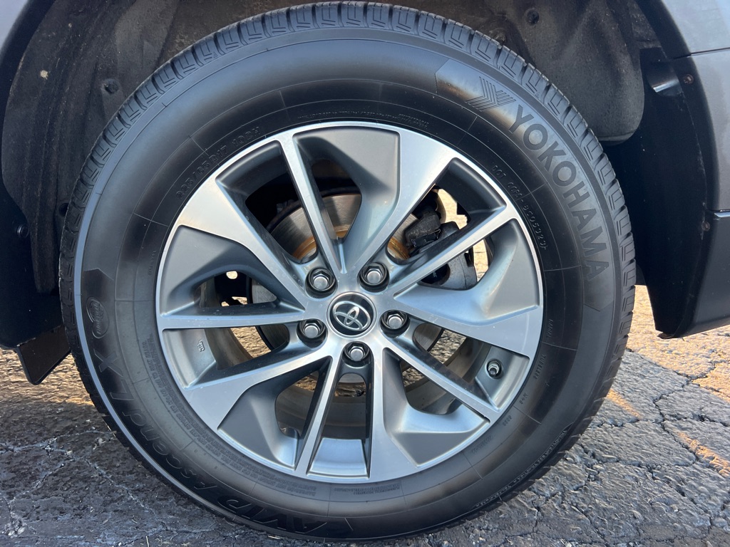 TOYOTA RAV4 2018 TOYOTA RAV4 2T3RFREV5JW700995