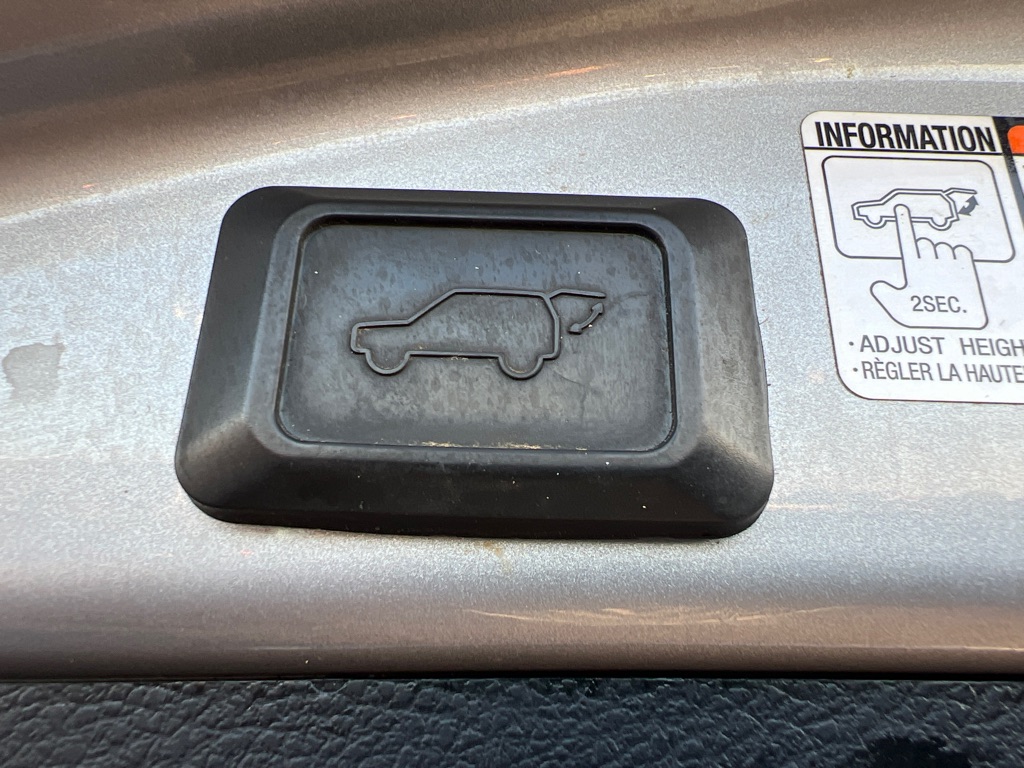 TOYOTA RAV4 2018 TOYOTA RAV4 2T3RFREV5JW700995