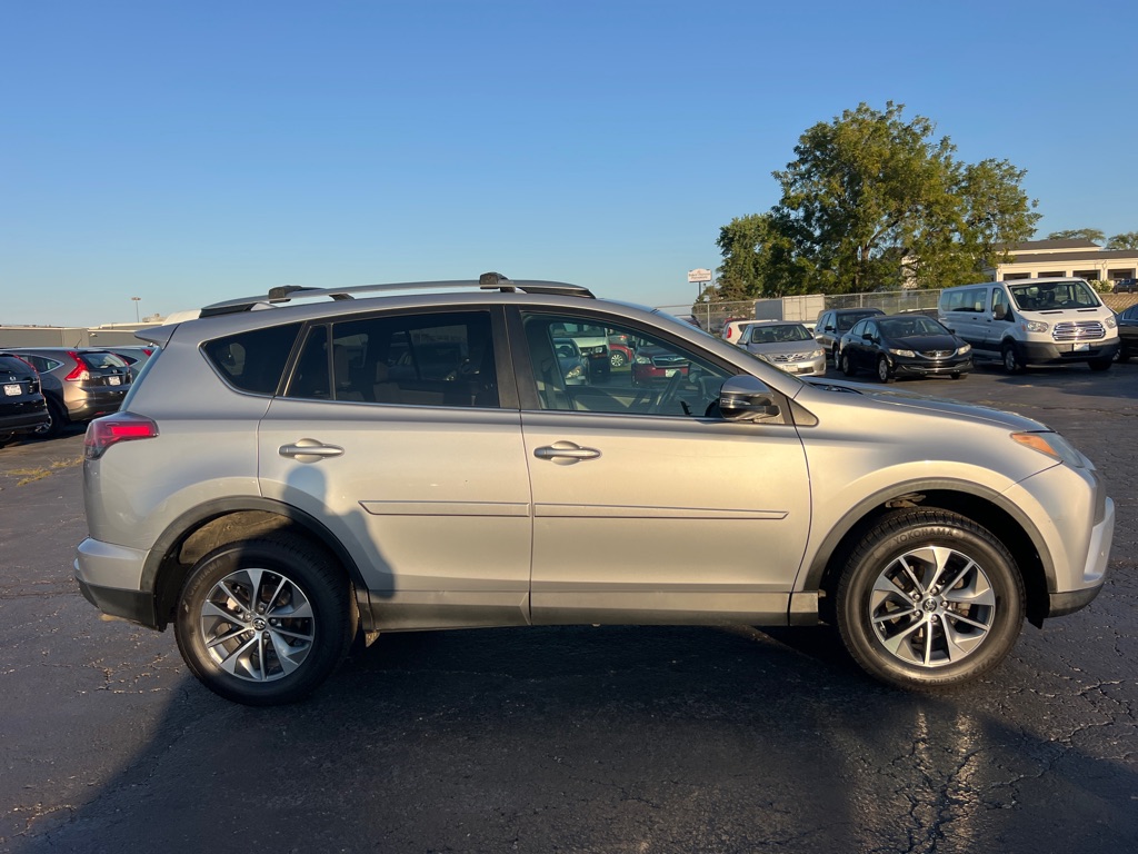 TOYOTA RAV4 2018 TOYOTA RAV4 2T3RFREV5JW700995