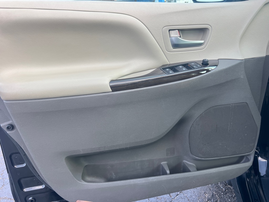 Photo 10 of this TOYOTA SIENNA