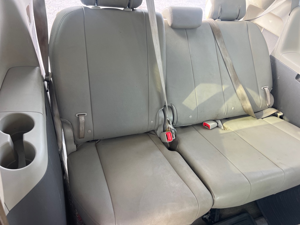Photo 15 of this TOYOTA SIENNA