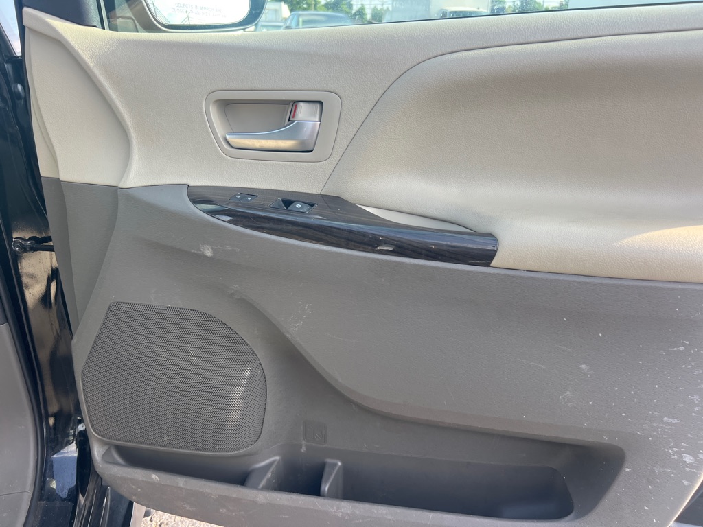 Photo 17 of this TOYOTA SIENNA