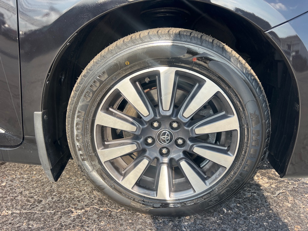 Photo 38 of this TOYOTA SIENNA
