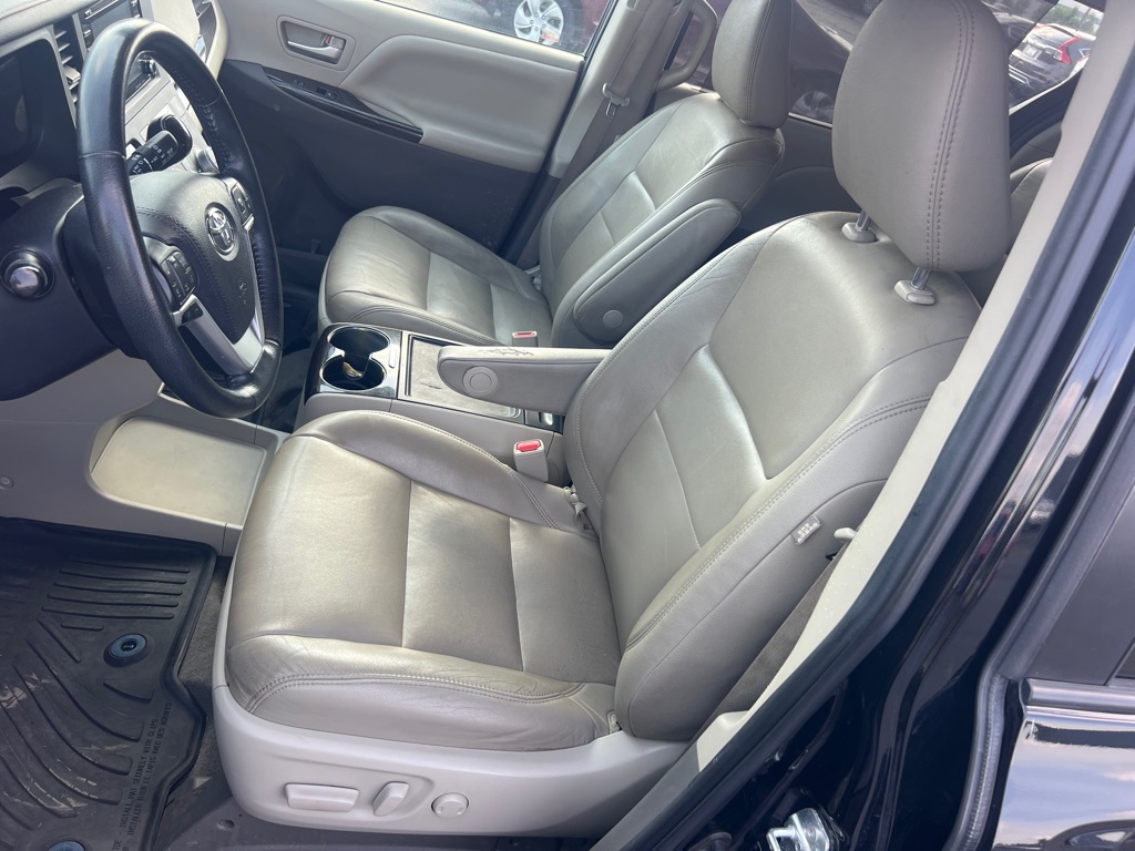 Photo 11 of this TOYOTA SIENNA