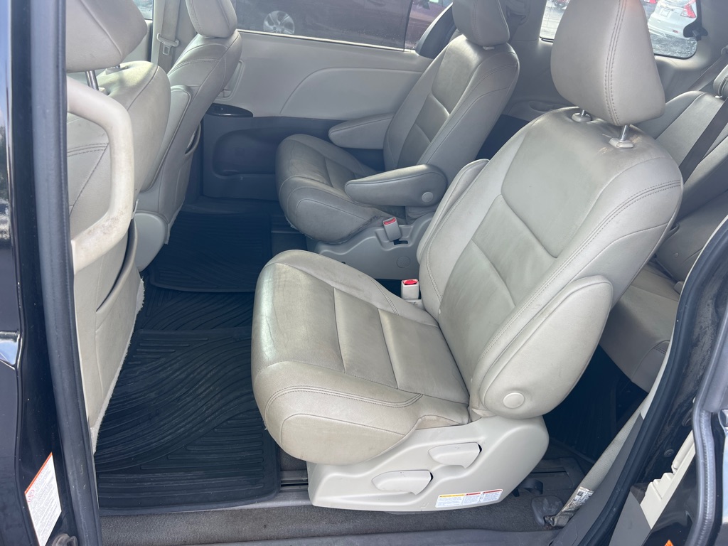 Photo 12 of this TOYOTA SIENNA