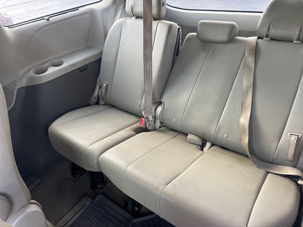 Photo 13 of this TOYOTA SIENNA