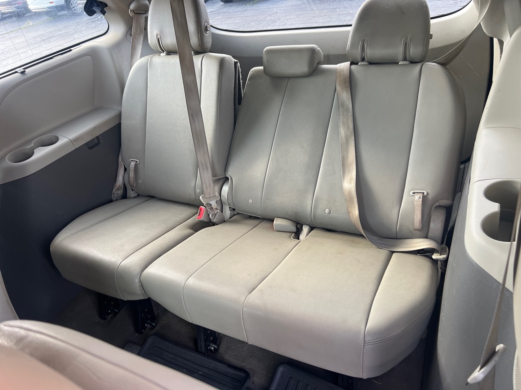 Photo 14 of this TOYOTA SIENNA