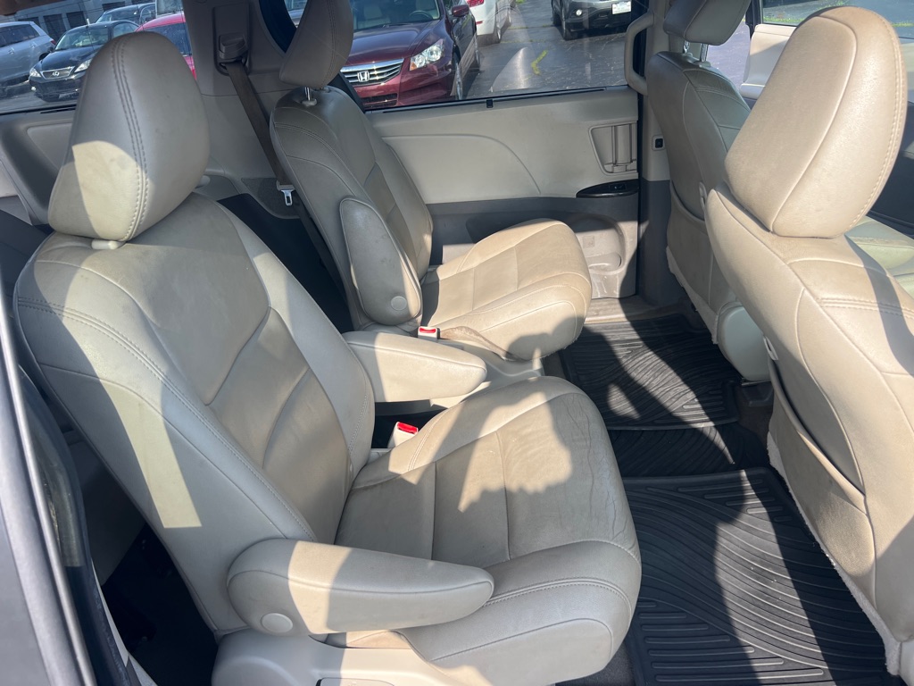 Photo 16 of this TOYOTA SIENNA