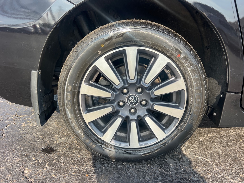 Photo 37 of this TOYOTA SIENNA