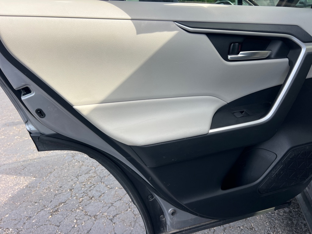 Photo 12 of this TOYOTA RAV4