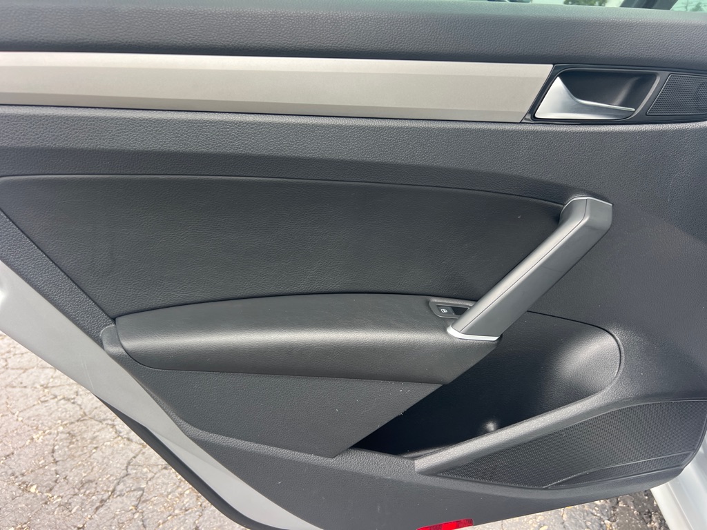 Photo 12 of this VOLKSWAGEN PASSAT