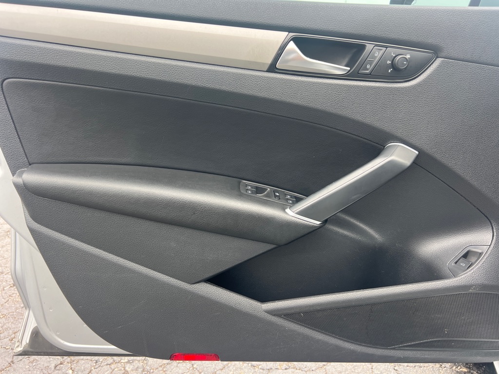 Photo 10 of this VOLKSWAGEN PASSAT
