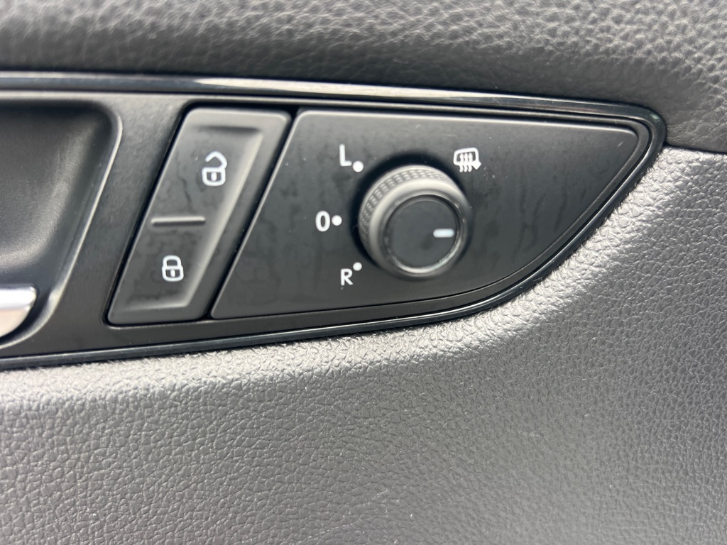 Photo 25 of this VOLKSWAGEN PASSAT