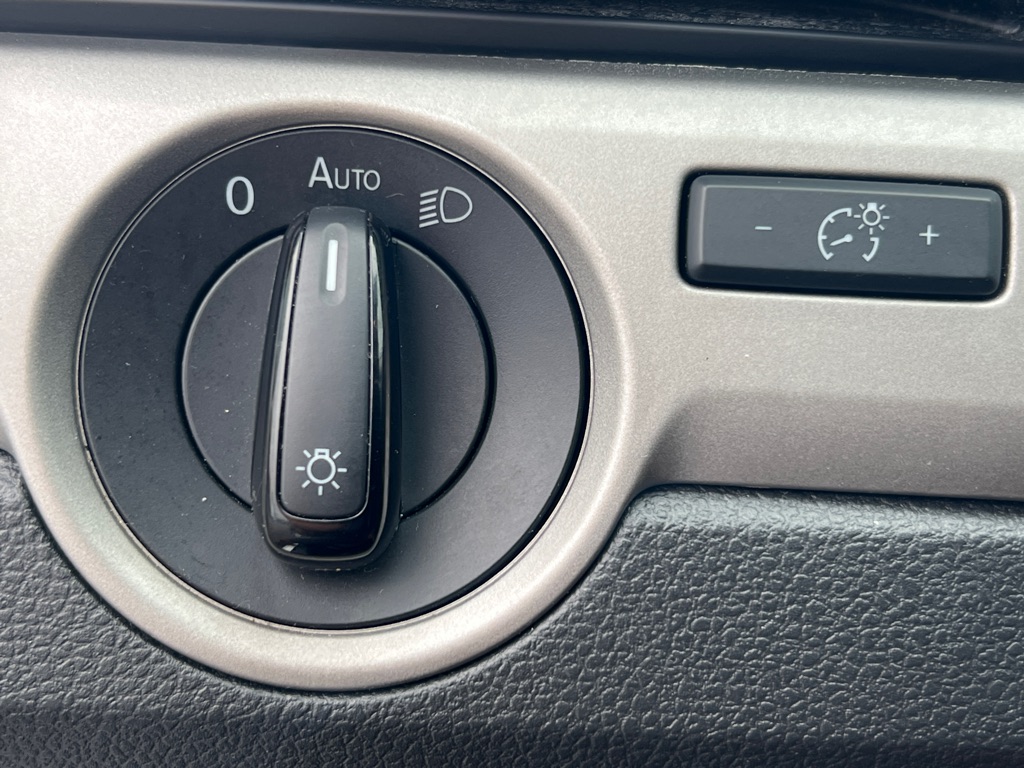 Photo 26 of this VOLKSWAGEN PASSAT