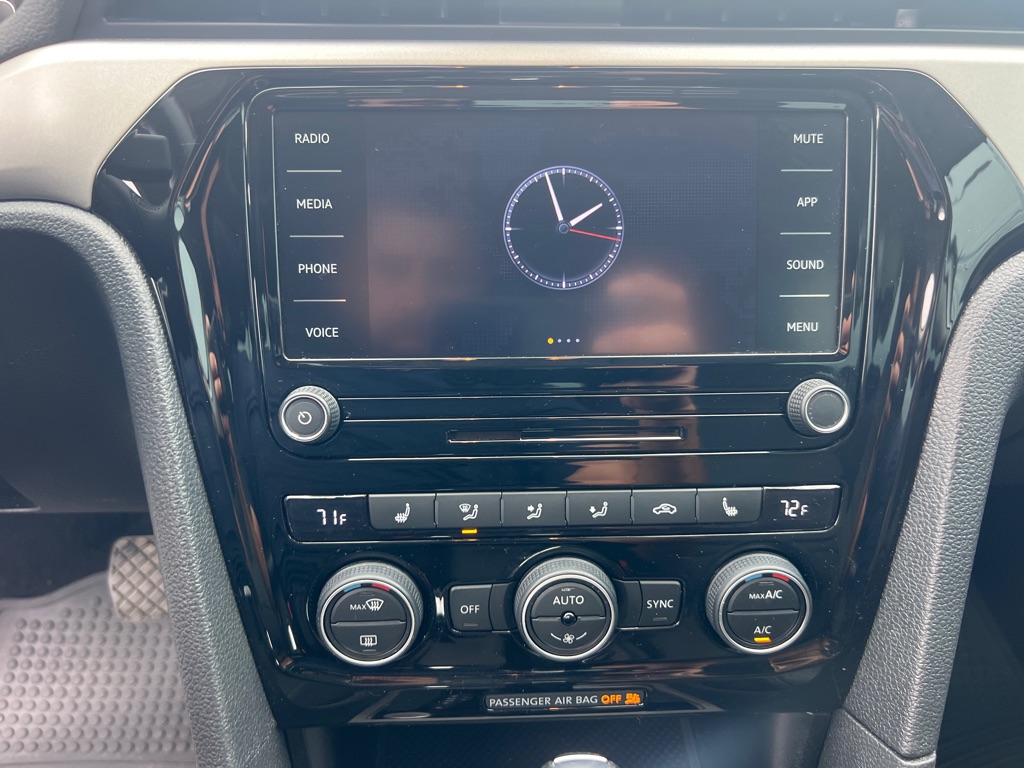 Photo 30 of this VOLKSWAGEN PASSAT