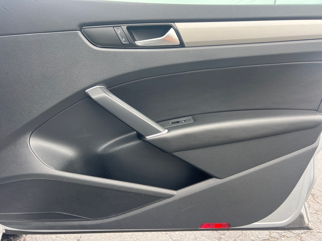 Photo 18 of this VOLKSWAGEN PASSAT