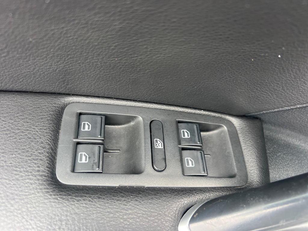 Photo 24 of this VOLKSWAGEN PASSAT