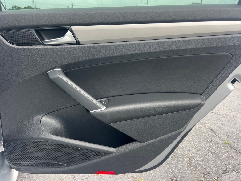 Photo 14 of this VOLKSWAGEN PASSAT