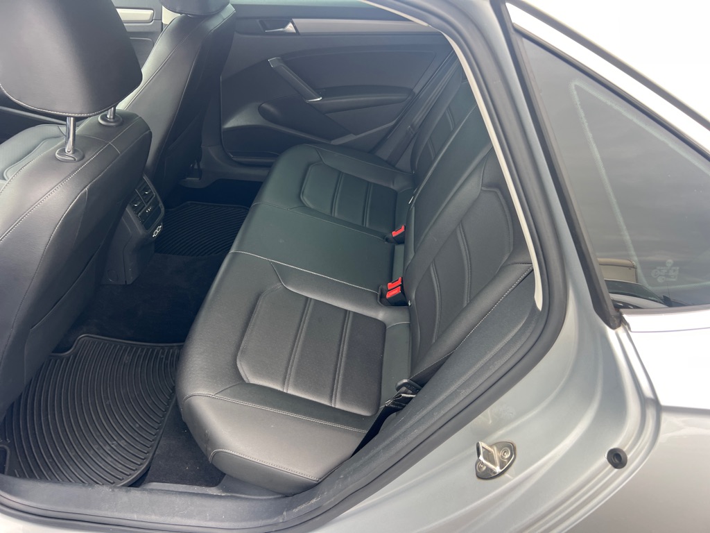Photo 13 of this VOLKSWAGEN PASSAT
