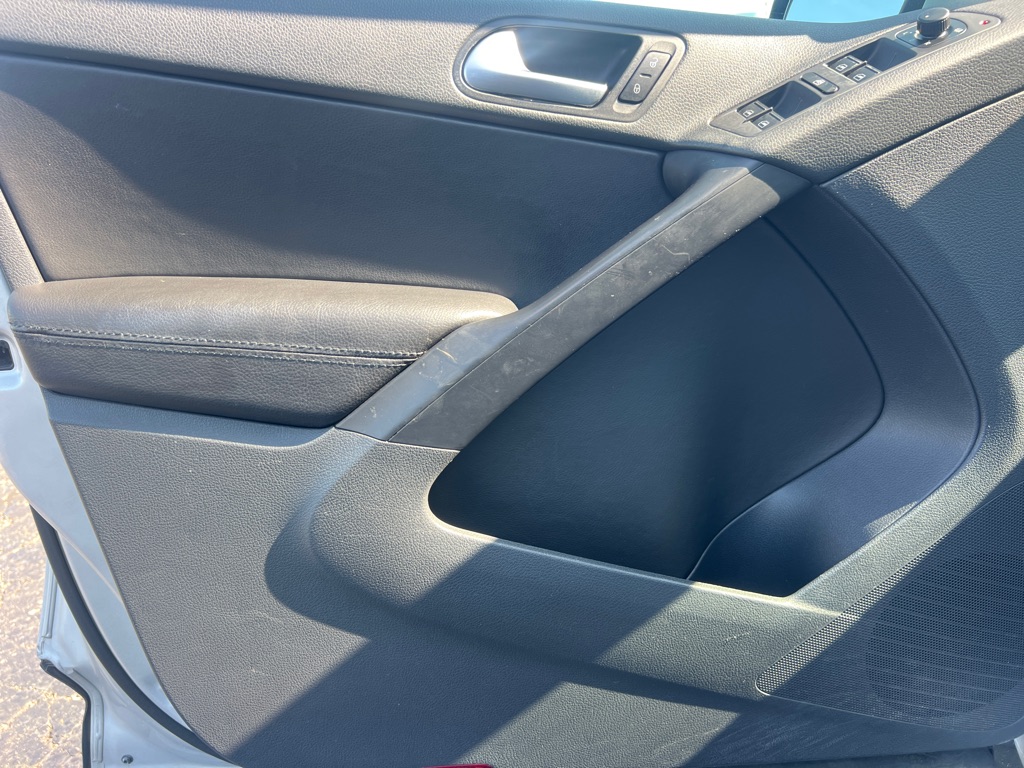 Photo 10 of this VOLKSWAGEN TIGUAN