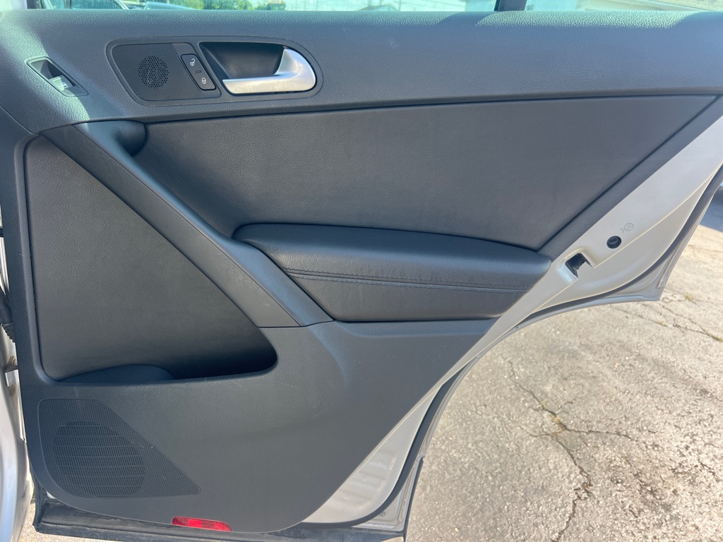 Photo 14 of this VOLKSWAGEN TIGUAN