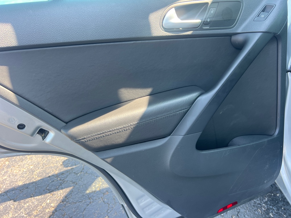 Photo 12 of this VOLKSWAGEN TIGUAN