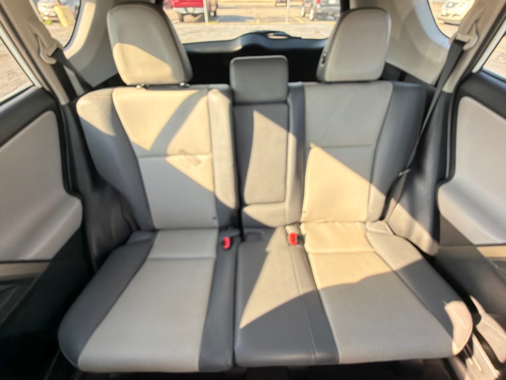 Photo 33 of this TOYOTA RAV4