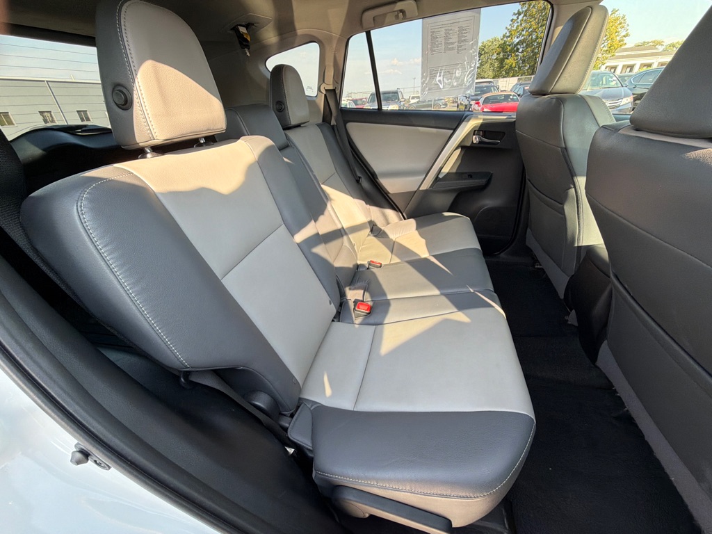Photo 32 of this TOYOTA RAV4