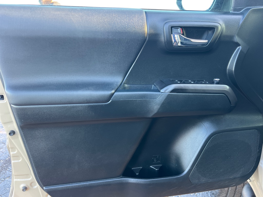 Photo 10 of this TOYOTA TACOMA