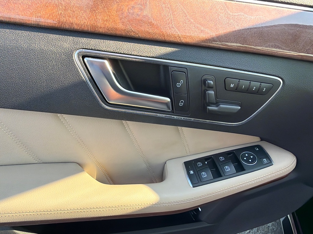 Photo 12 of this MERCEDES-BENZ E-CLASS