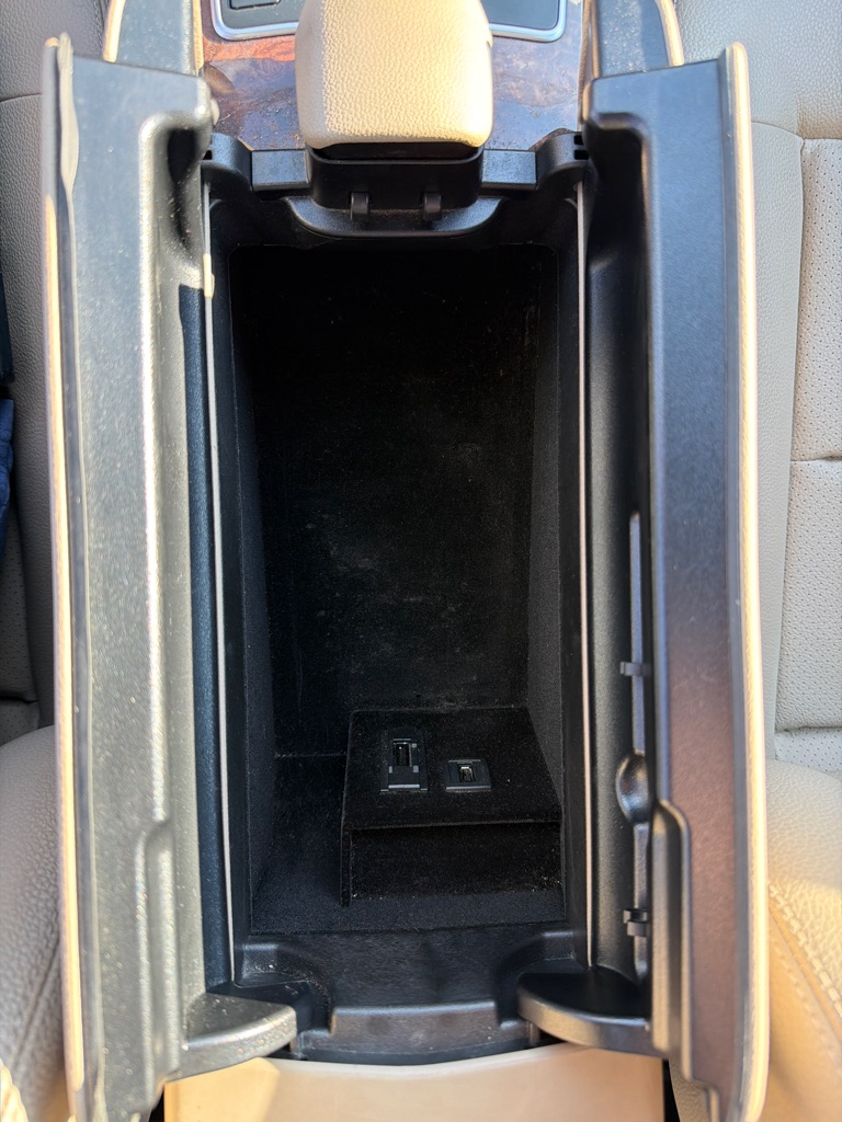 Photo 25 of this MERCEDES-BENZ E-CLASS
