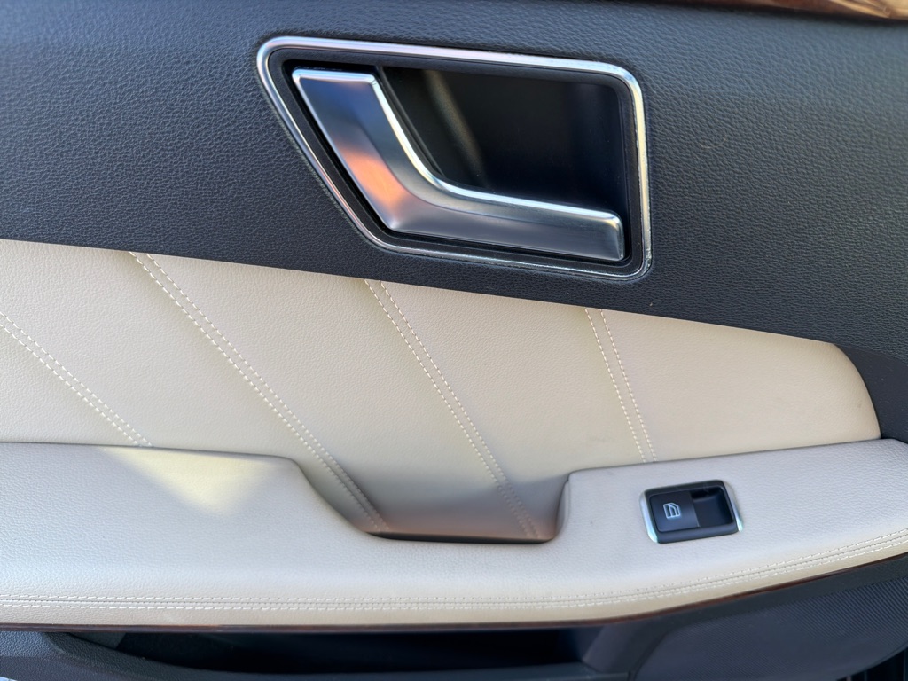 Photo 31 of this MERCEDES-BENZ E-CLASS