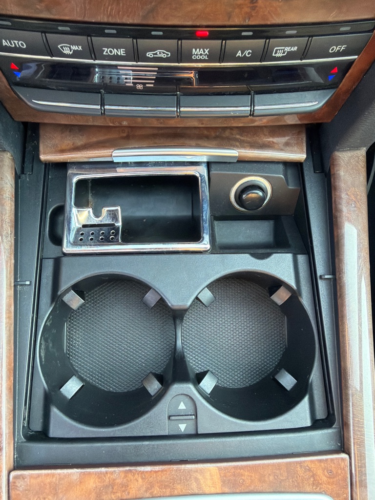 Photo 24 of this MERCEDES-BENZ E-CLASS