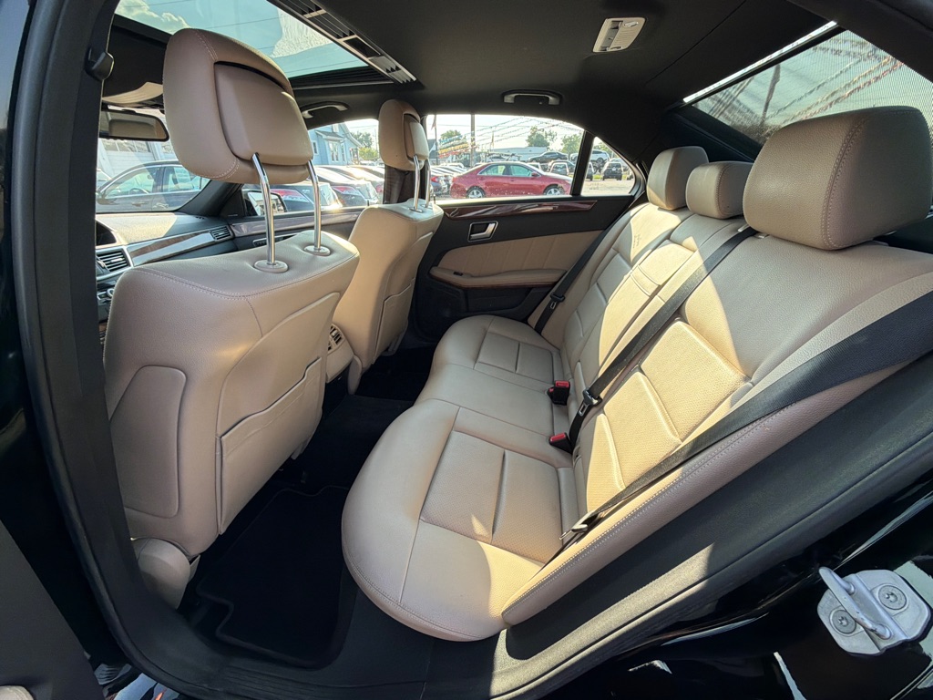 Photo 28 of this MERCEDES-BENZ E-CLASS