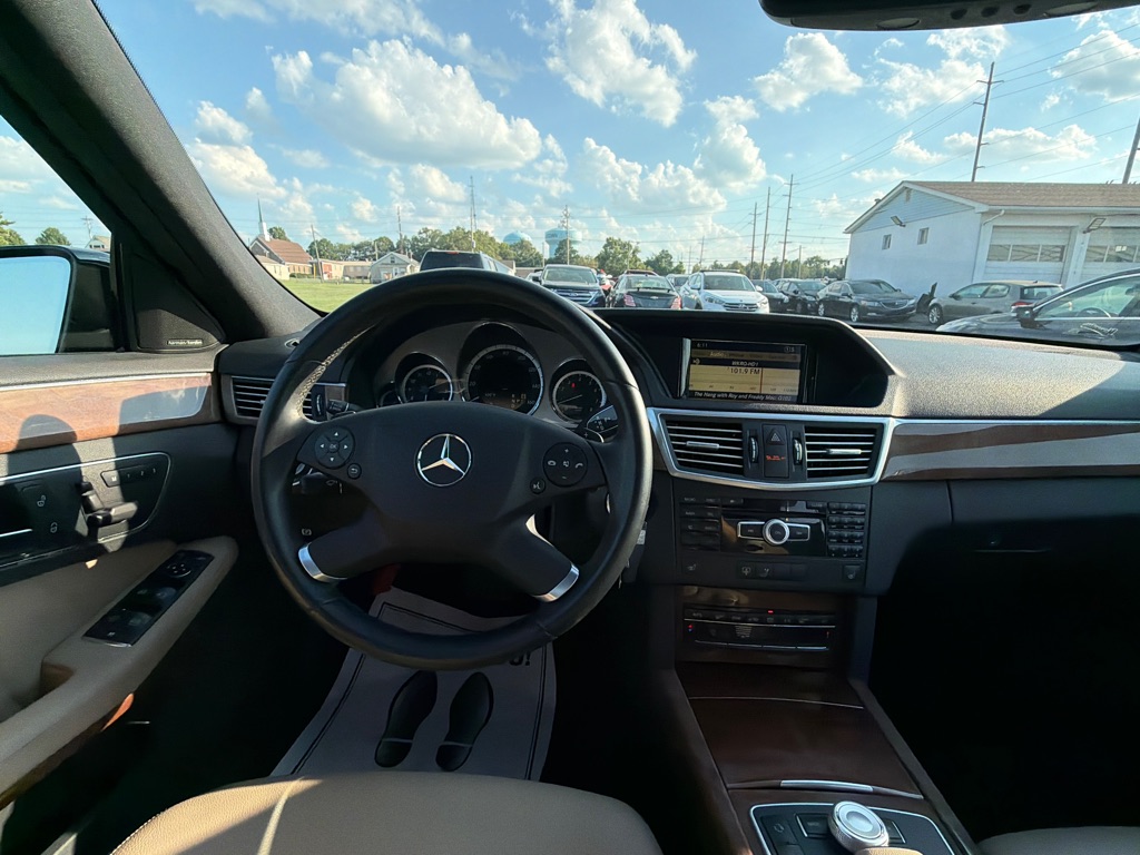 Photo 17 of this MERCEDES-BENZ E-CLASS