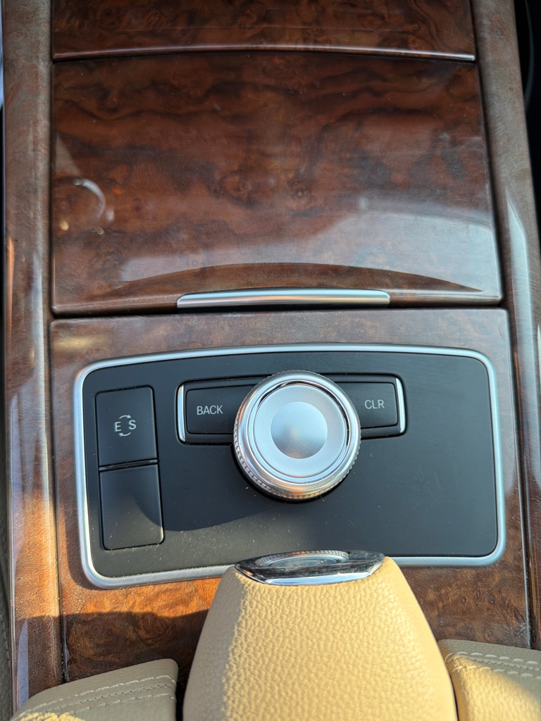 Photo 23 of this MERCEDES-BENZ E-CLASS