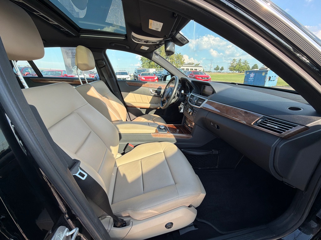 Photo 13 of this MERCEDES-BENZ E-CLASS