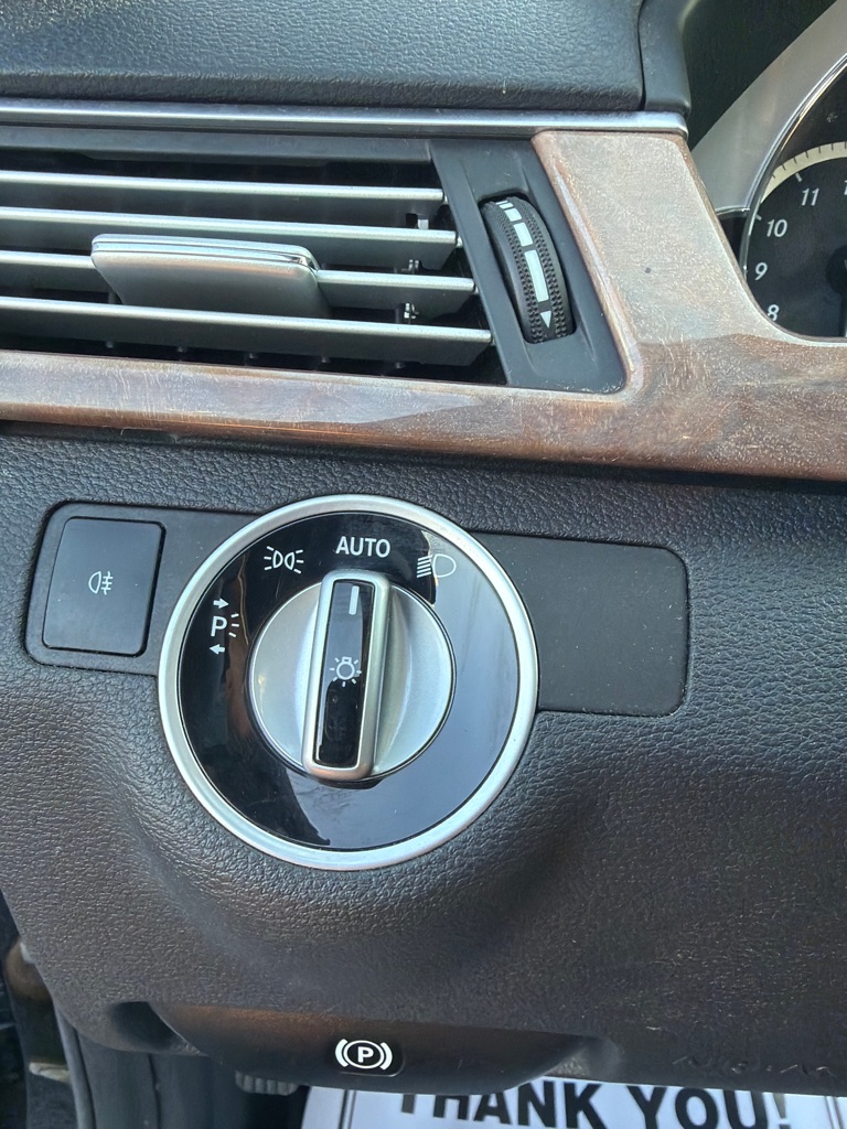 Photo 26 of this MERCEDES-BENZ E-CLASS