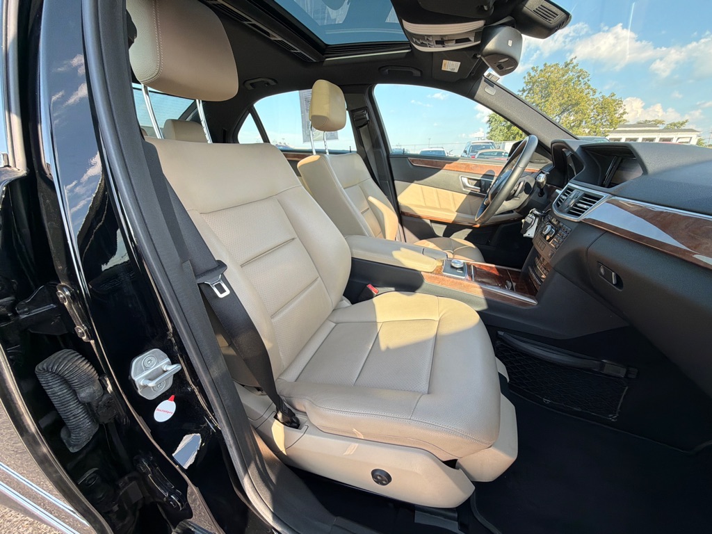 Photo 14 of this MERCEDES-BENZ E-CLASS