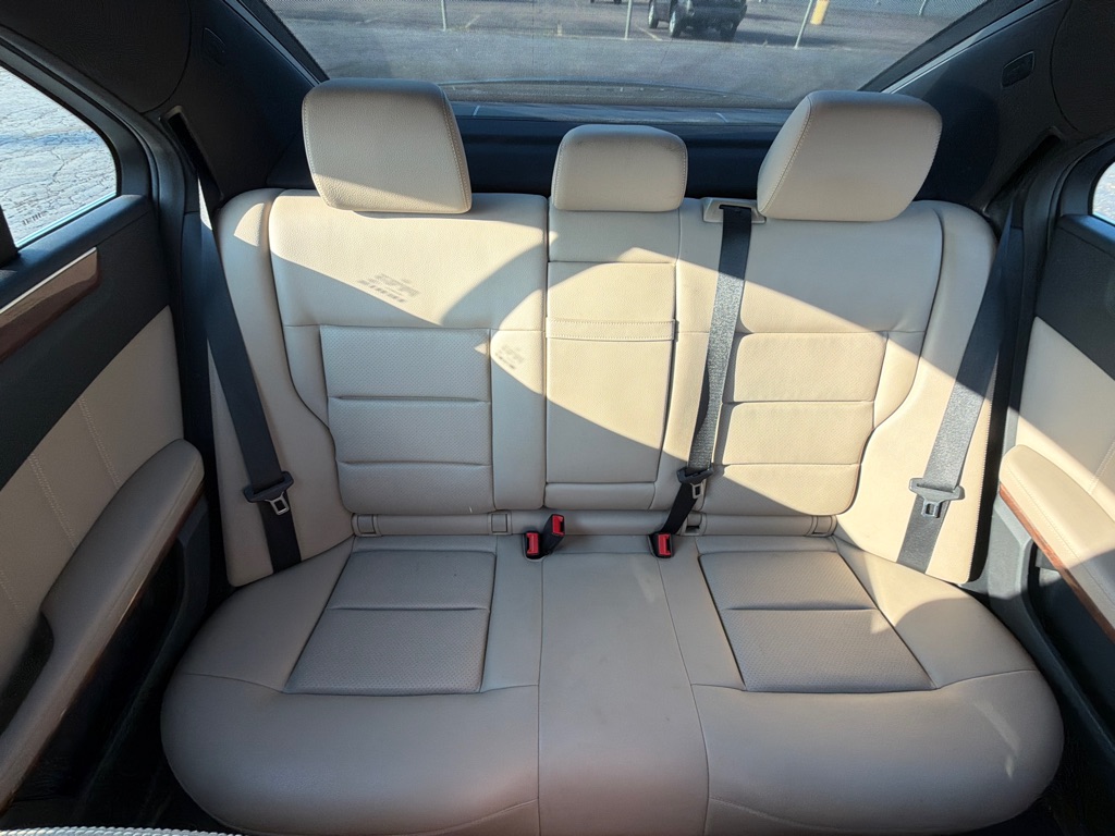 Photo 36 of this MERCEDES-BENZ E-CLASS
