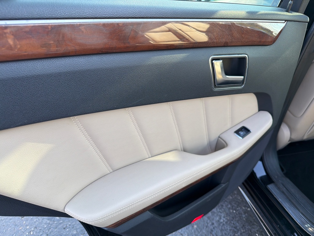 Photo 30 of this MERCEDES-BENZ E-CLASS