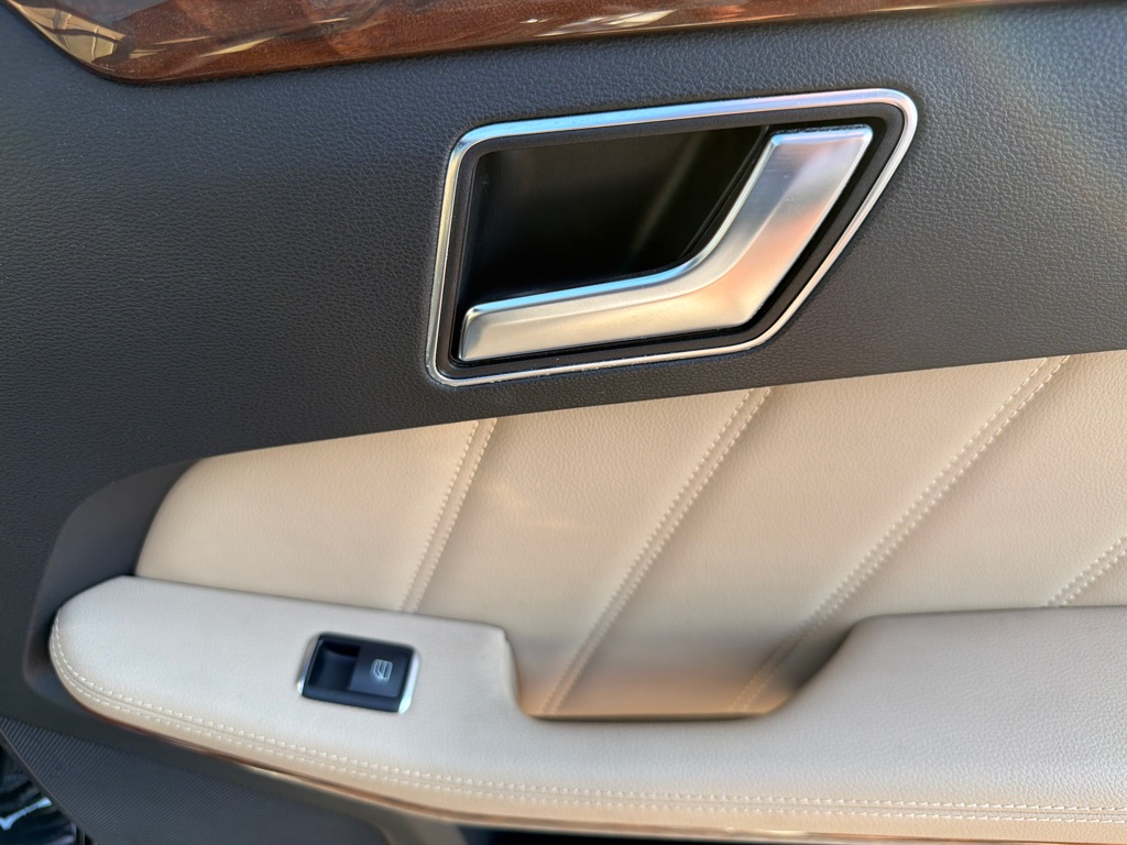 Photo 35 of this MERCEDES-BENZ E-CLASS