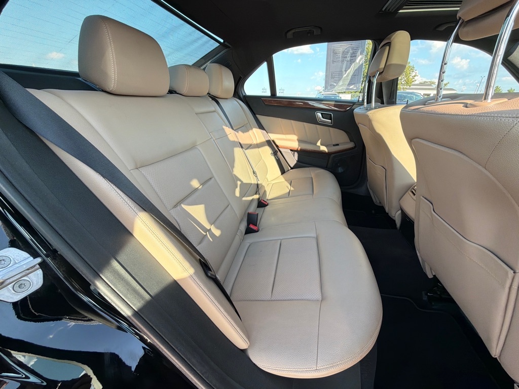 Photo 33 of this MERCEDES-BENZ E-CLASS