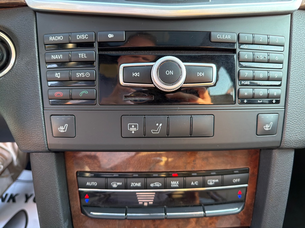 Photo 22 of this MERCEDES-BENZ E-CLASS